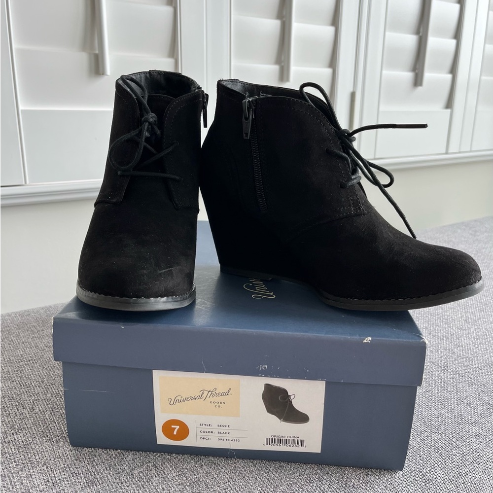 UNIVERSAL THREAD Bessie Black Microsuede Wedge Lace-Up/Zipper Ankle Bootie 7